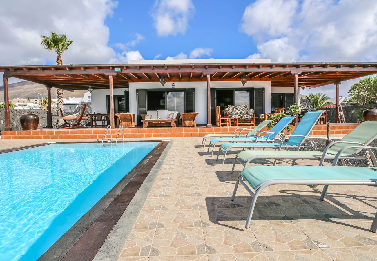   lanzarote-vacation-experts piscina apartamento departamento vacaciones