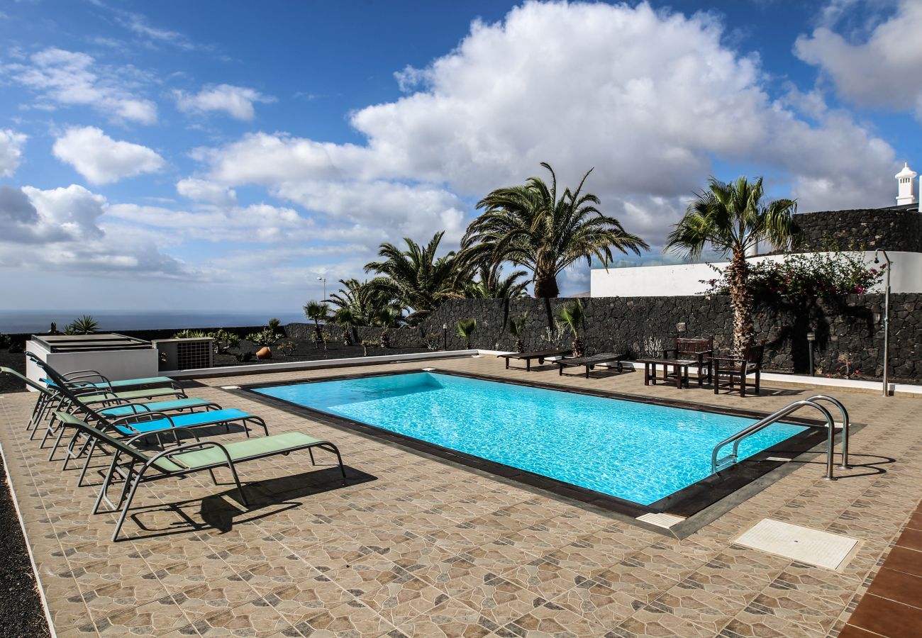   lanzarote-vacation-experts piscina apartamento departamento vacaciones