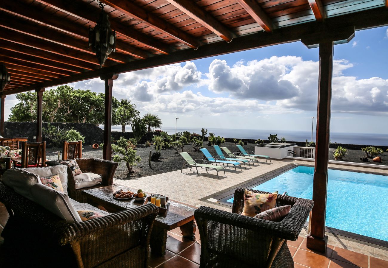 Casa en Macher - Horizon Luxury - Un oasis de paz con piscina y vista 