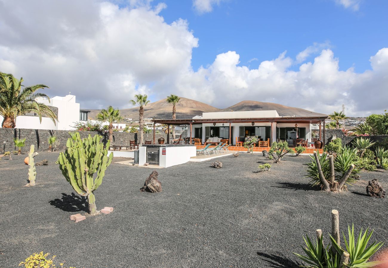 Casa en Macher - Horizon Luxury - Un oasis de paz con piscina y vista 