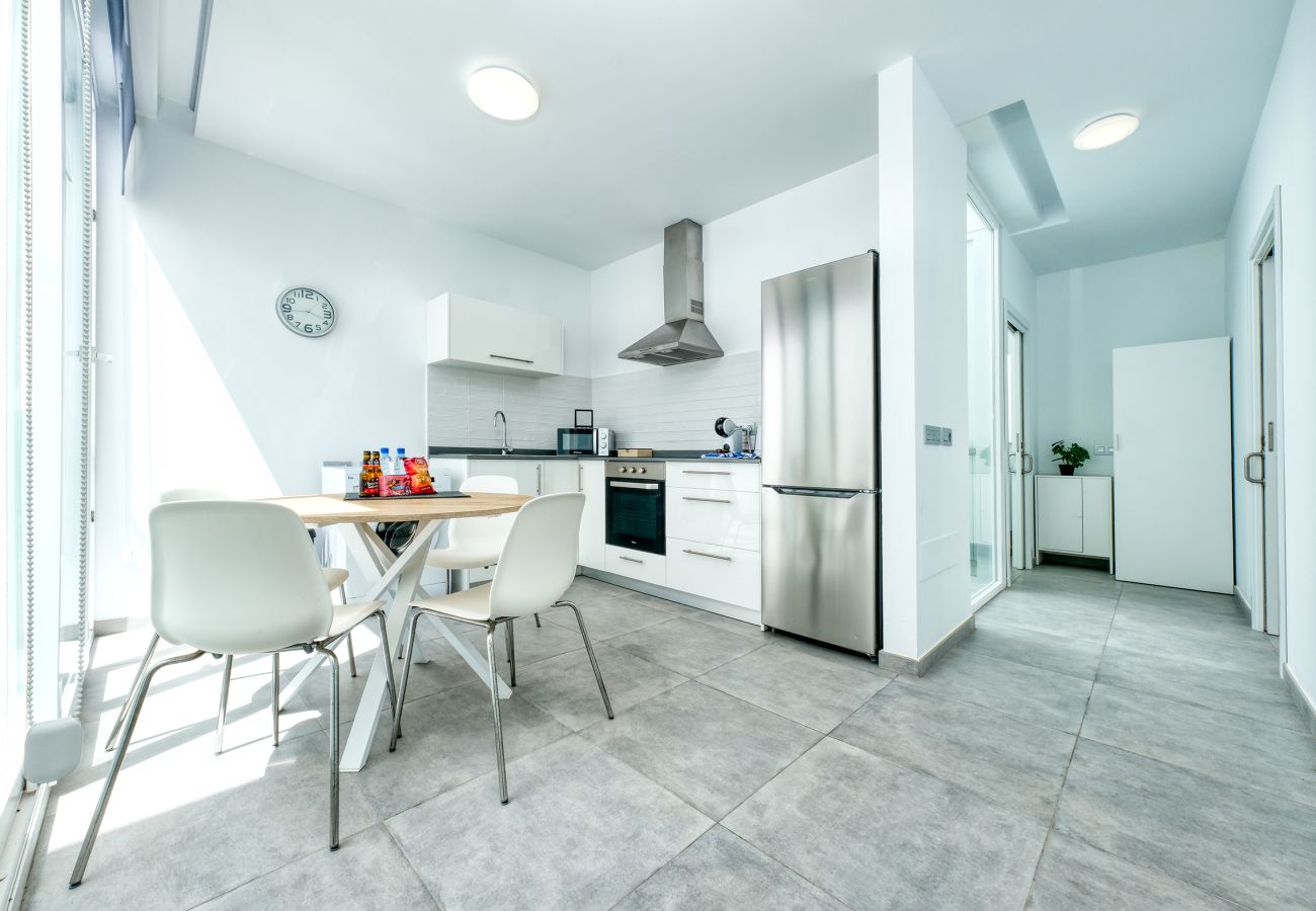 Casa en  Famara - Karma 1  - a 25m del mar, wifi rapido y azotea con vista al mar 
