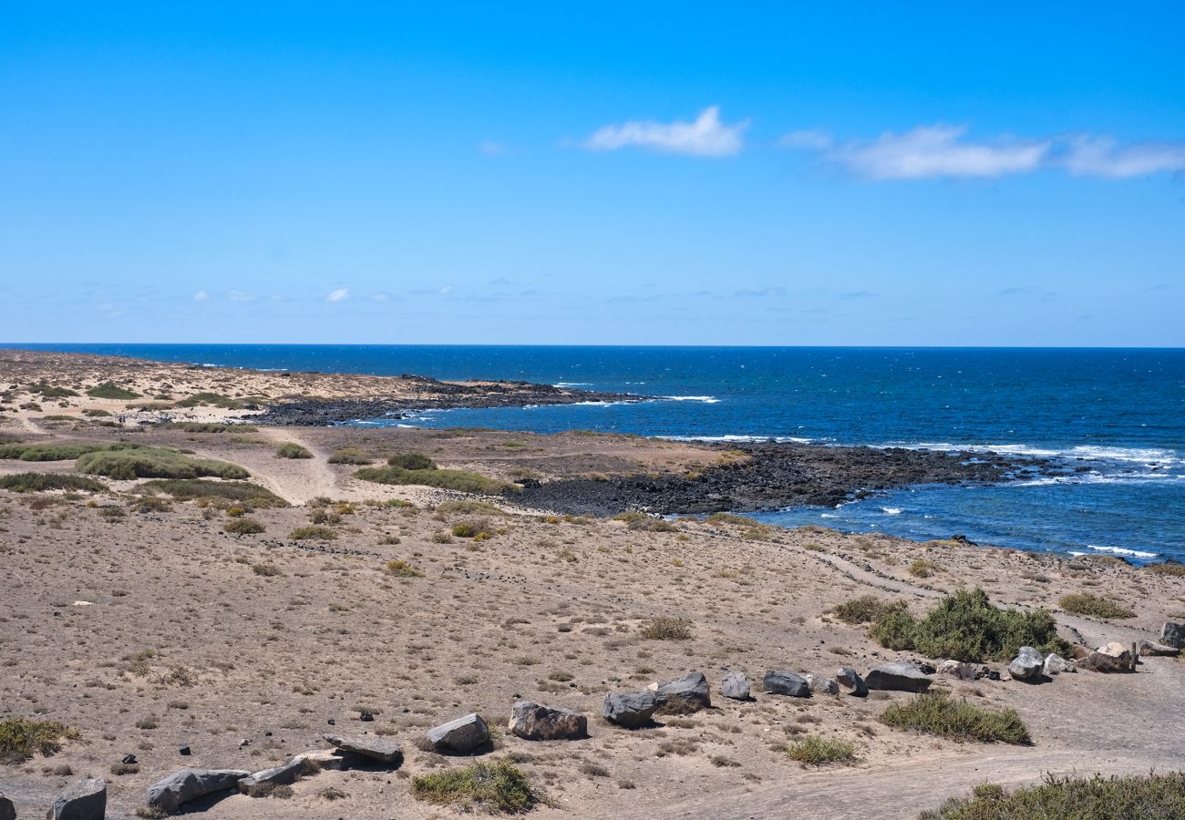 Casa en  Famara - Karma 1  - a 25m del mar, wifi rapido y azotea con vista al mar 