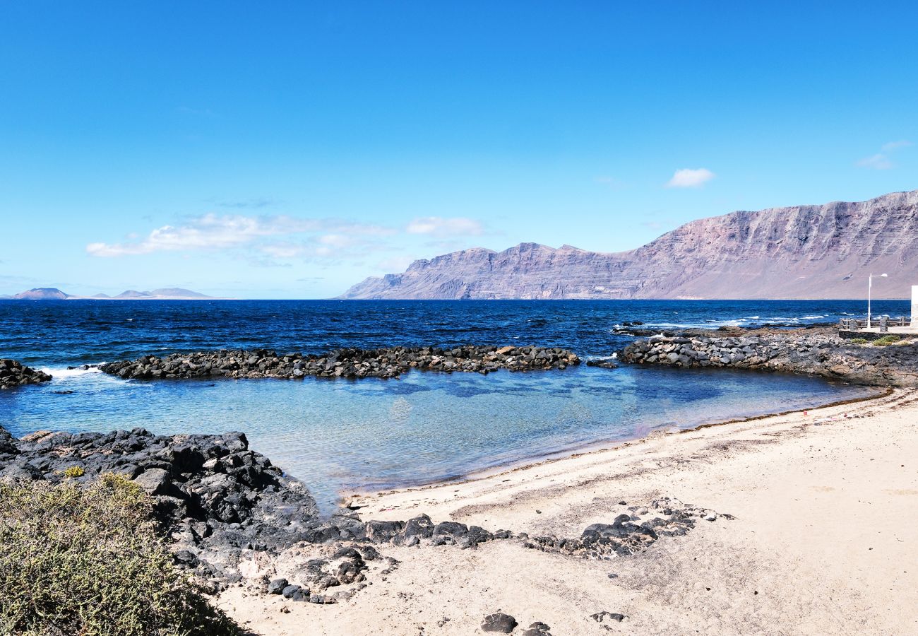 Casa en  Famara - Karma Famara 2 - a 25m del mar, wifi rápido, azotea con vista al mar
