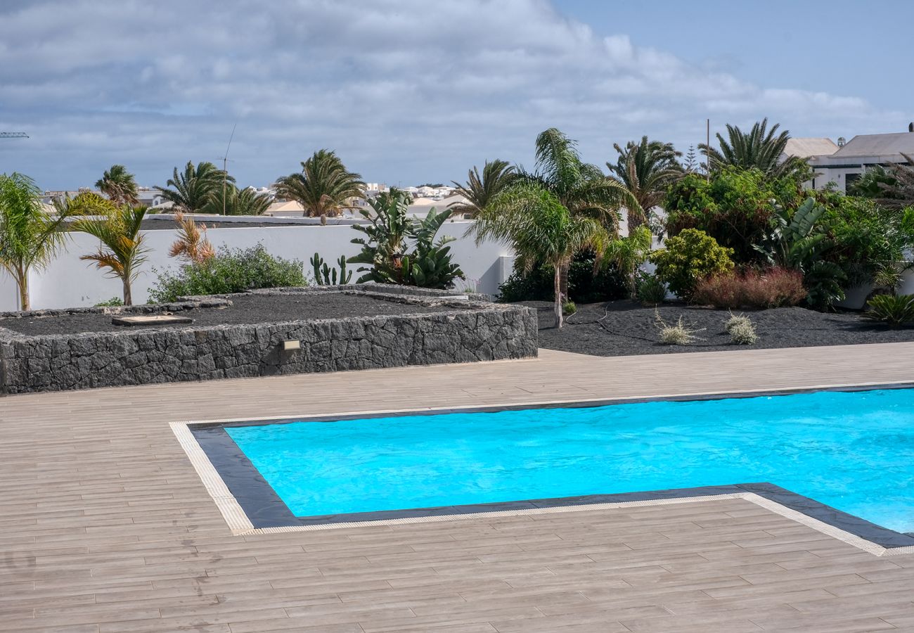   lanzarote-vacation-experts piscina apartamento departamento vacaciones