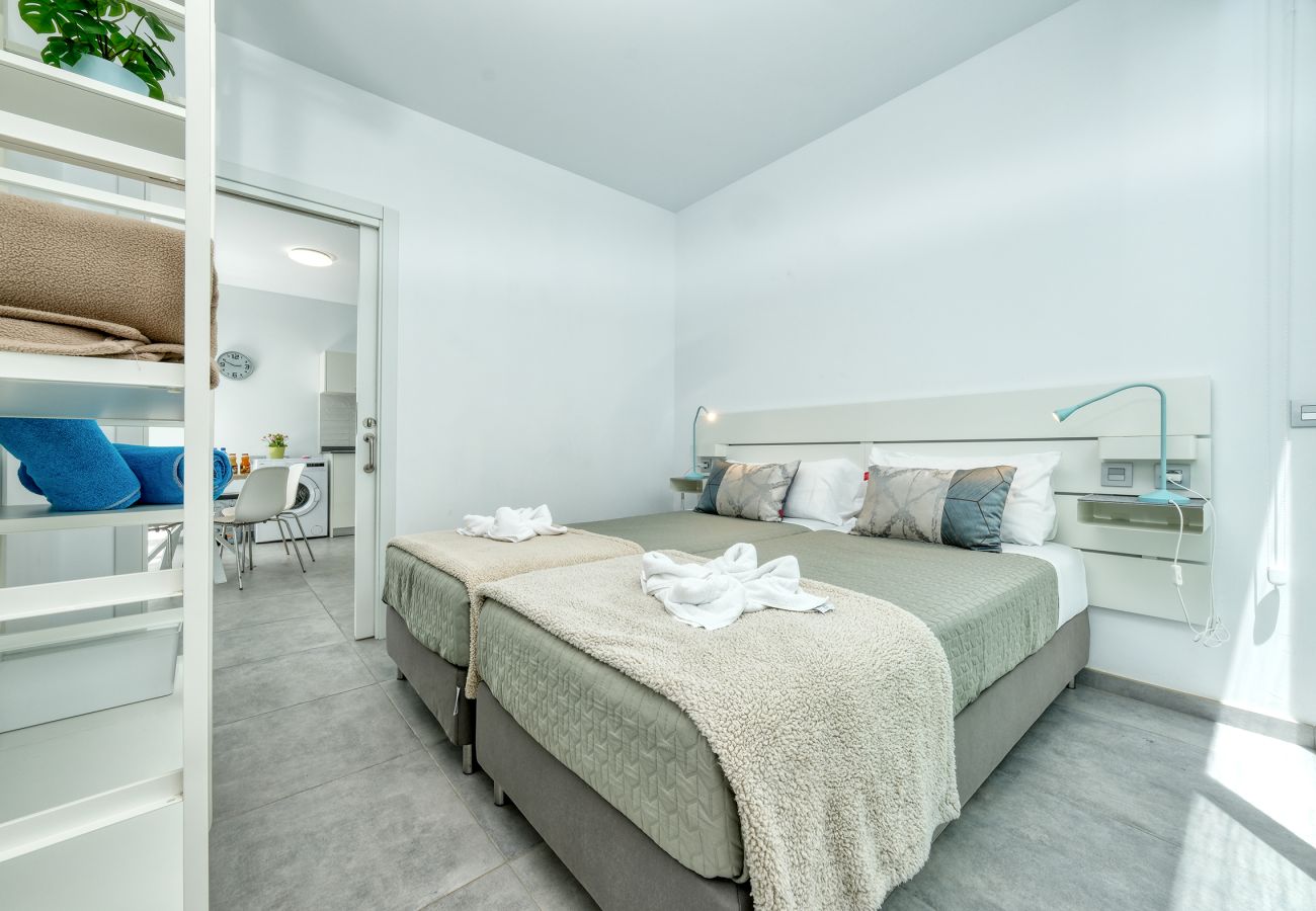 House in  Famara - Karma Famara 2 -  25m from the beach, fast wifi and roof top terrace 