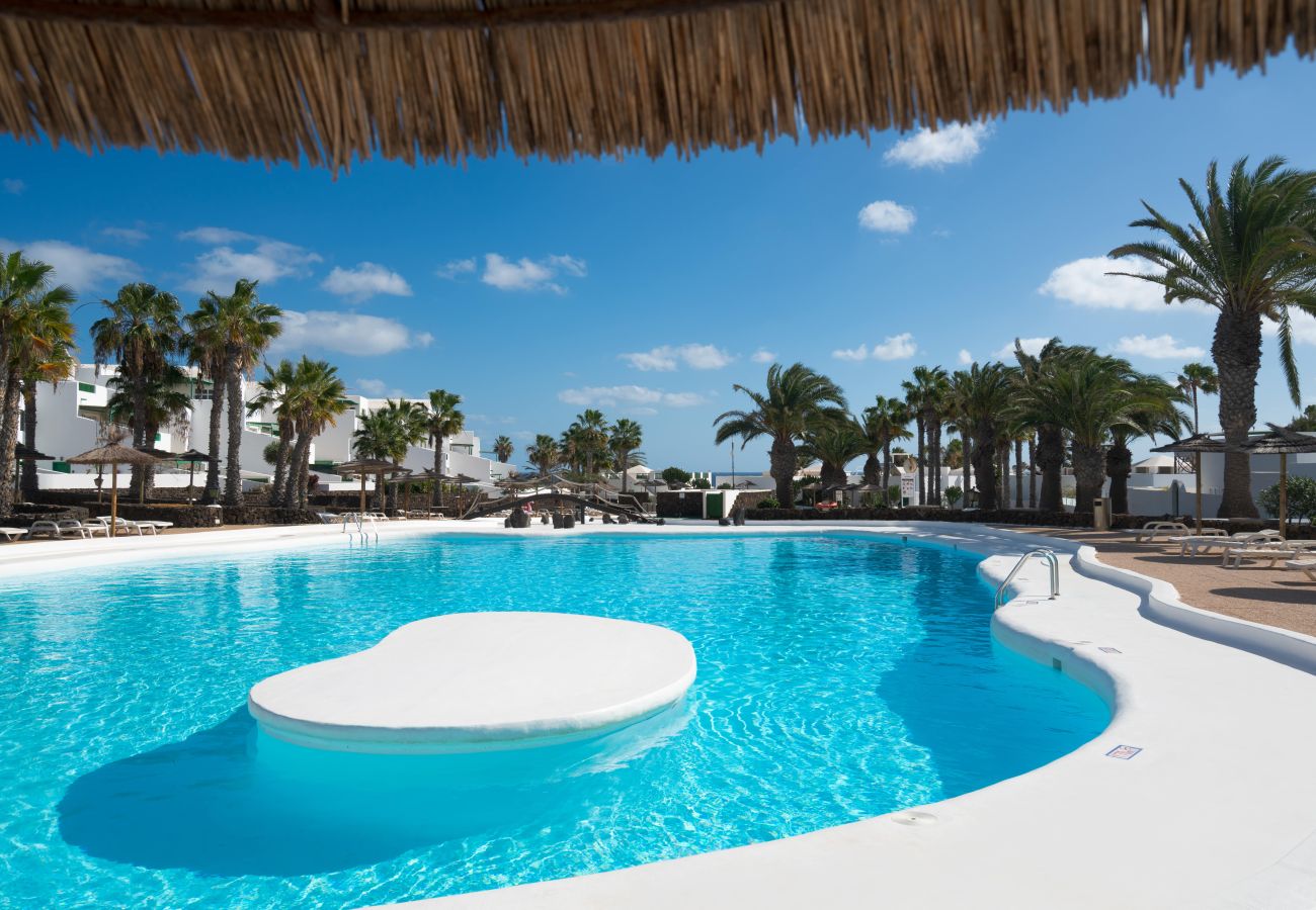 Holiday home in Costa Teguise, Lanzarote, near the sea with terrace and ocean views