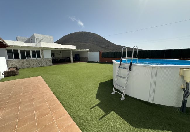  in Haría - Villa Lito-BBQ, pool and Relax 