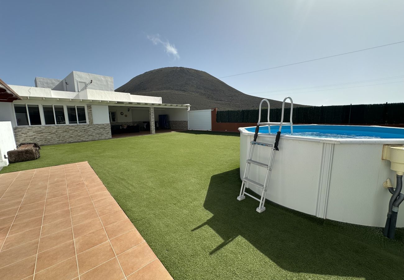 House in Haría - Villa Lito-BBQ, pool and Relax 